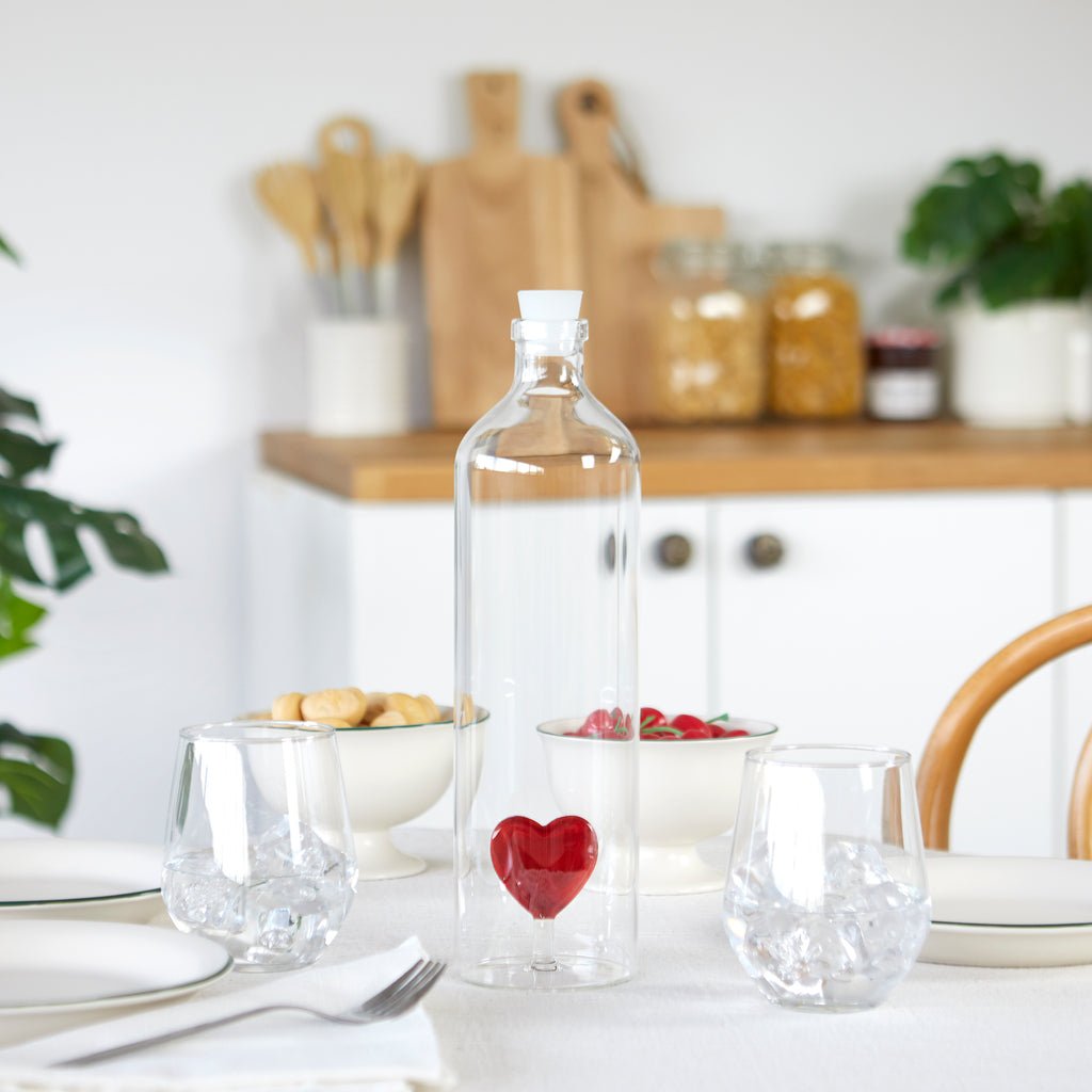 Balvi Love Kalp Detaylı 1200 ml Borosilikat Cam Şişe, Şeffaf/Kırmızı - Görsel 4