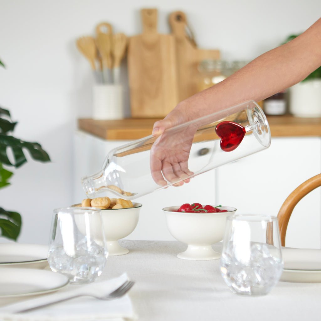 Balvi Love Kalp Detaylı 1200 ml Borosilikat Cam Şişe, Şeffaf/Kırmızı - Görsel 3